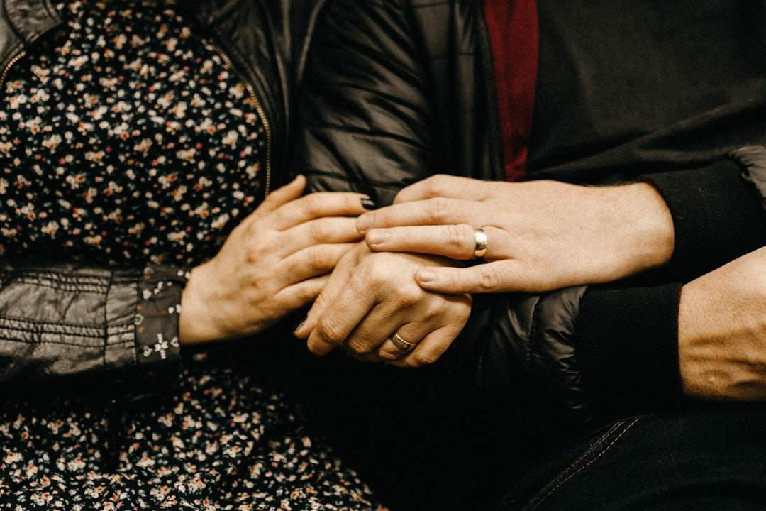 Jarak dekat dua tangan dengan cincin perkahwinan