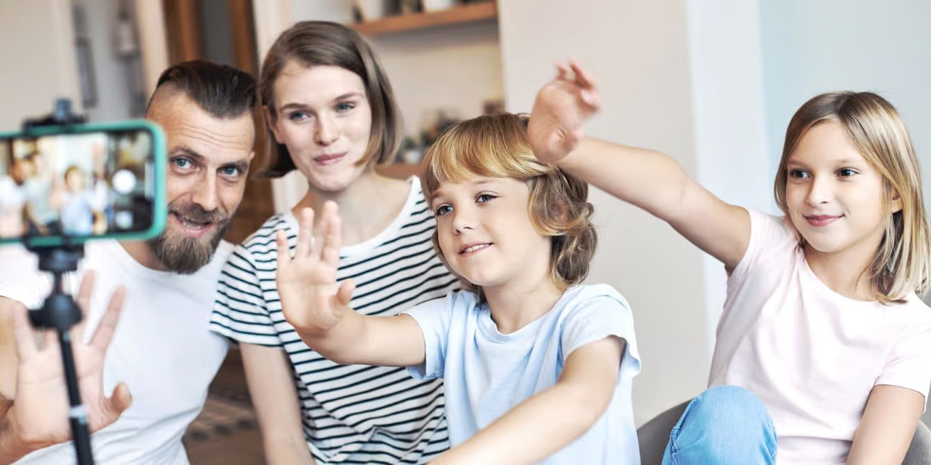 Vlogueiro familiar gravando momentos diários com crianças e animais de estimação.