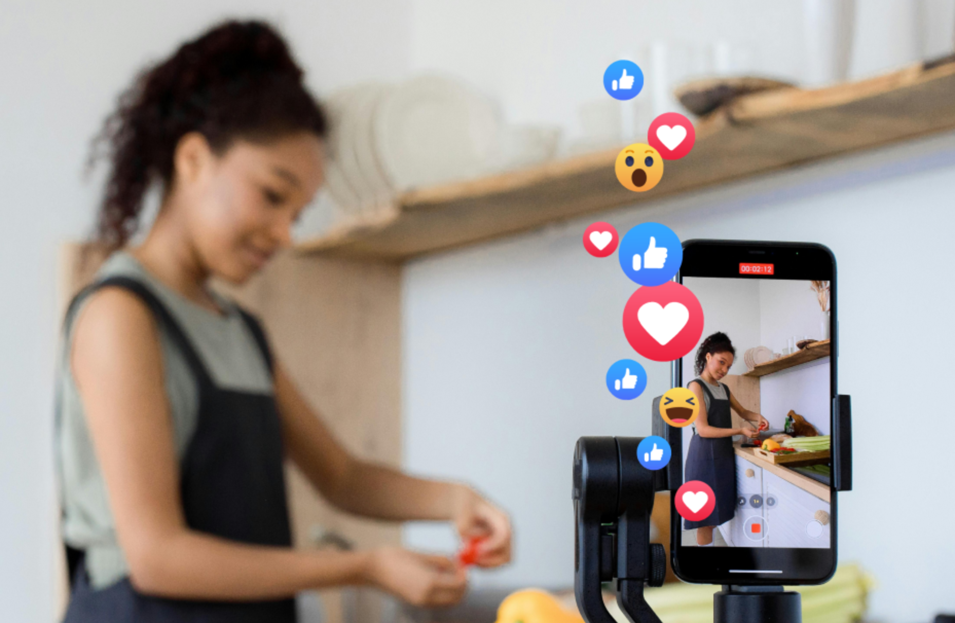 ショートフォームのビデオ広告で、テキストオーバーレイを使用して加速された製品のハイライトを表示します。