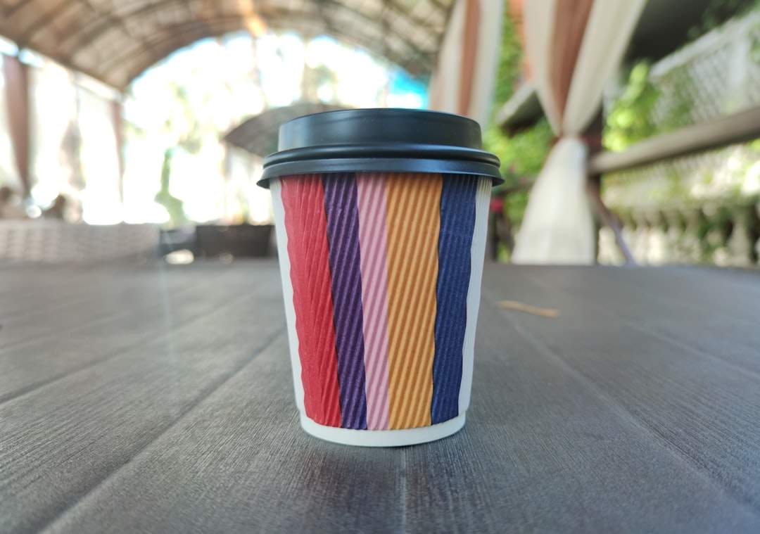 Isang espresso cup sa isang makulay at makulay na background.