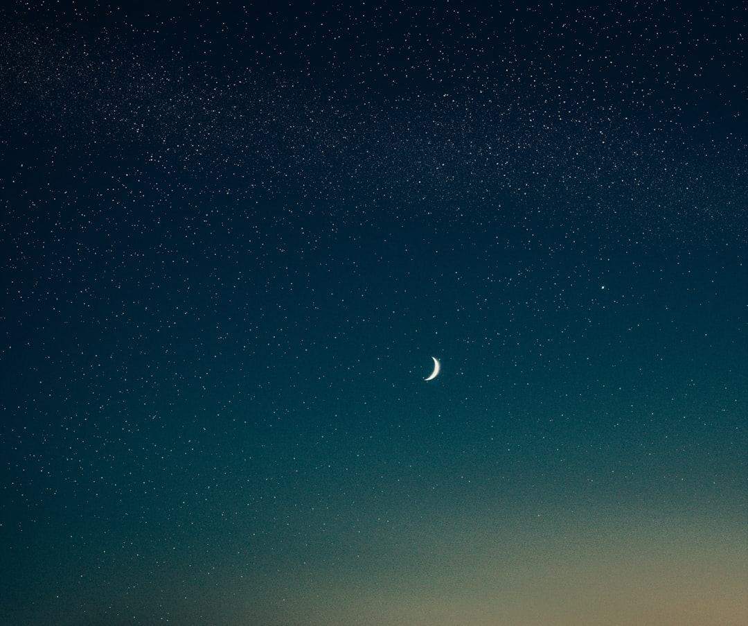 Langit malam yang tenang penuh bintang dan bulan sabit.