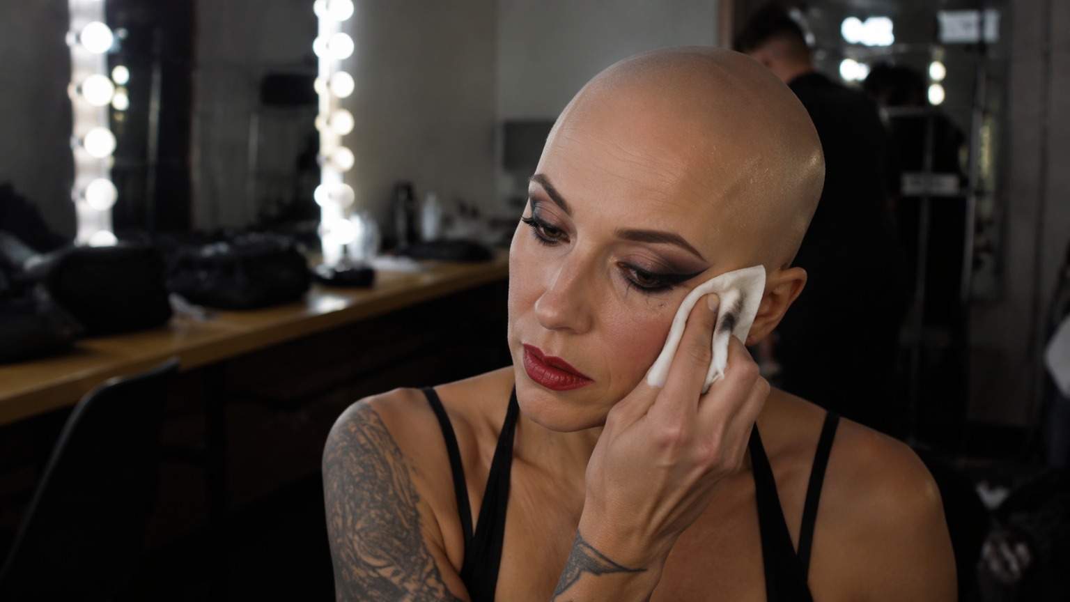 Dreamina entfernt Make-up von Videoheld Beispiel 3