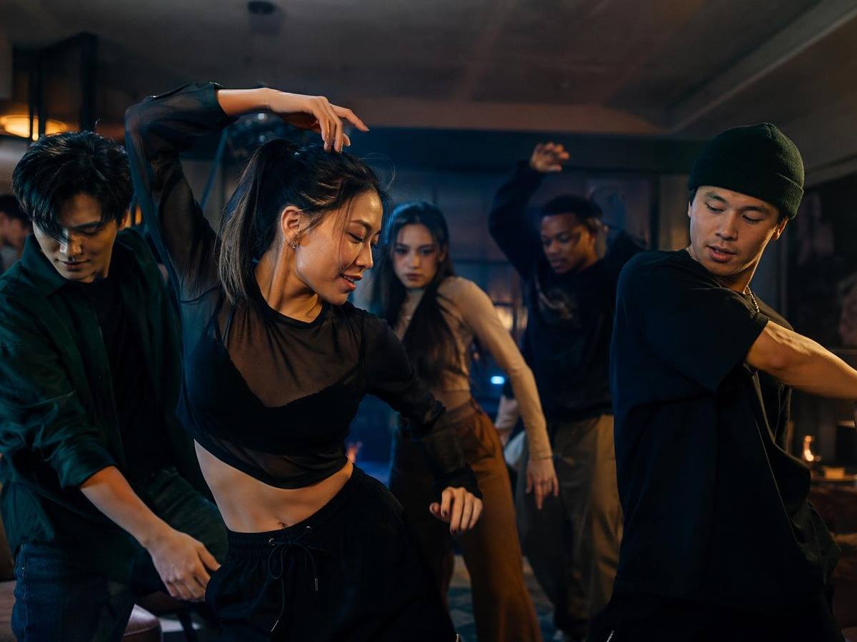 friends dance video generator AI prompt cover 3 in 4:3