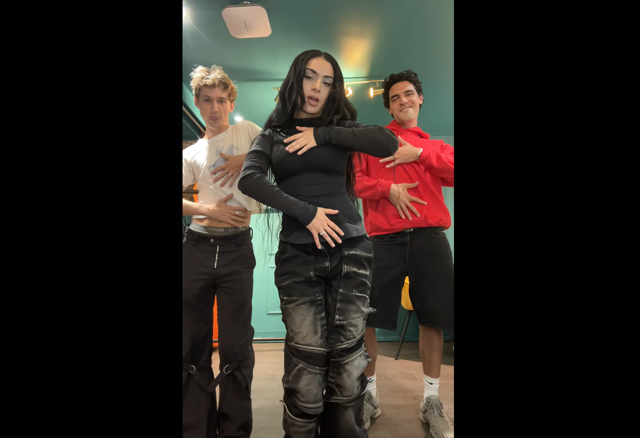 Apple Dance – Kelley Heyer / Charli XCX Crowd