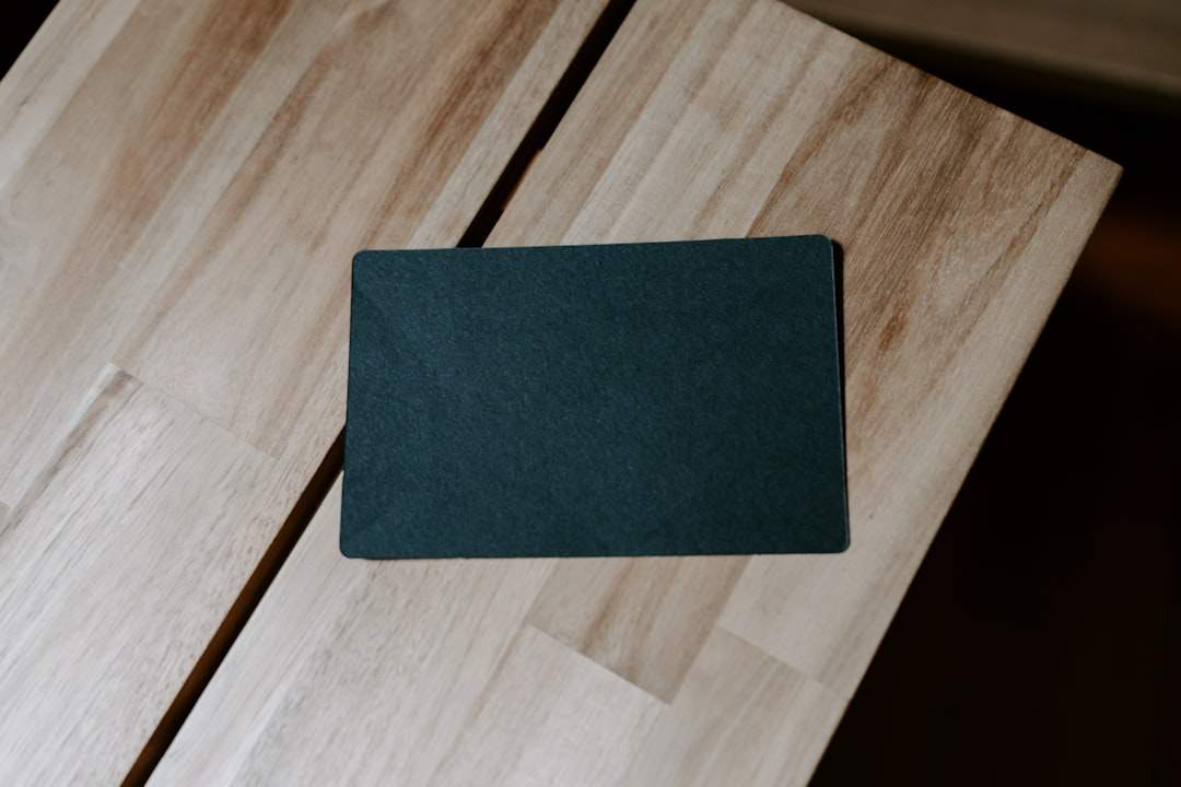 Isang simple at eleganteng birthday card sa isang kahoy na mesa