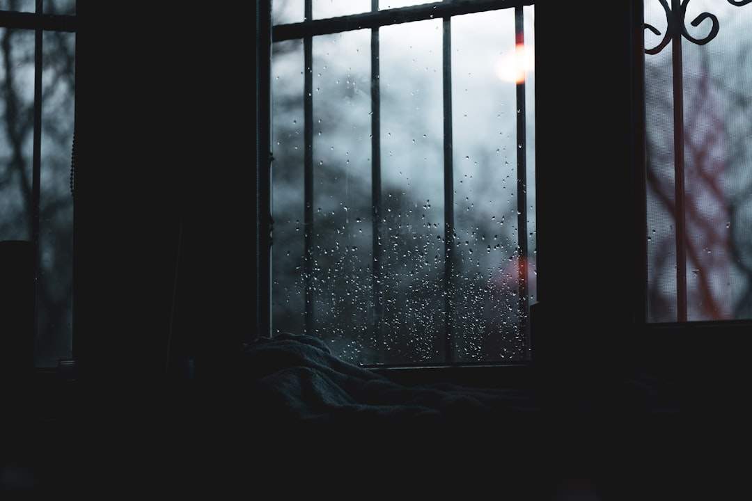 rainy windowpane na nakatingin sa labas