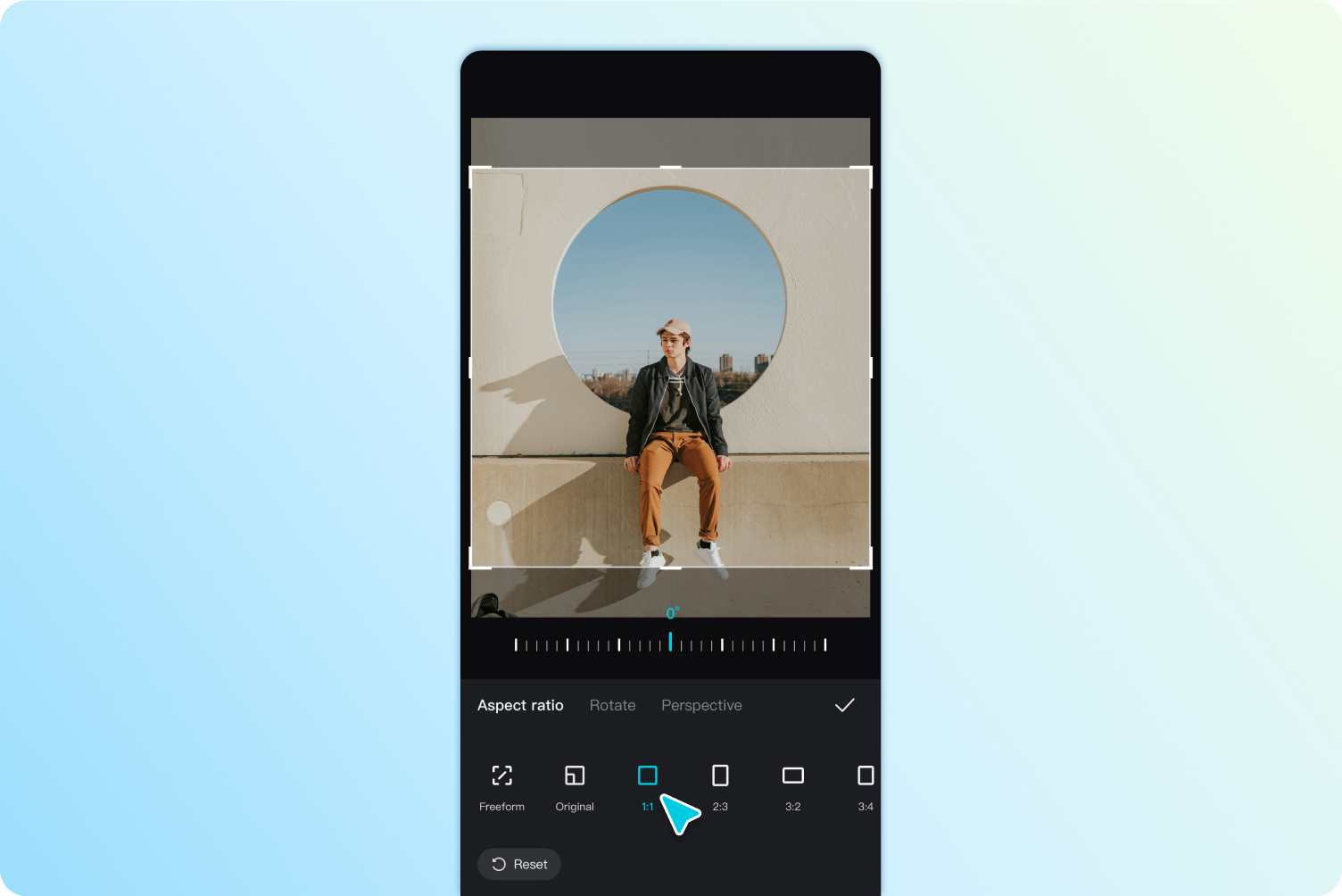 Обрежьте изображение до нужных размеров.