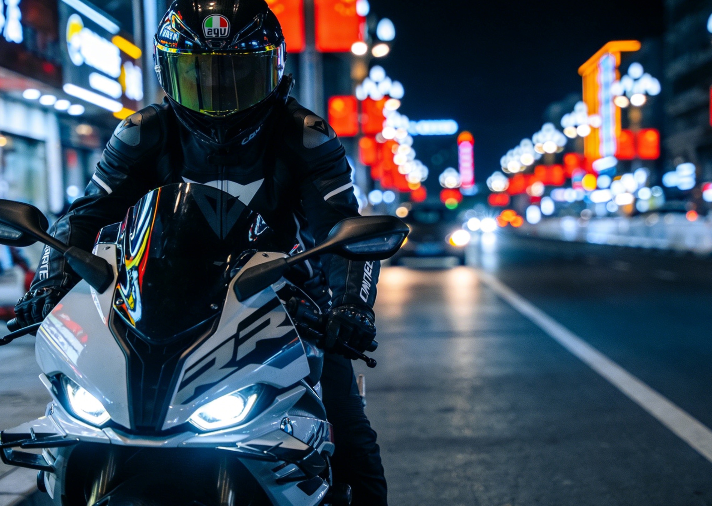 Tartsa a motorost a neon városi lámpák alatt