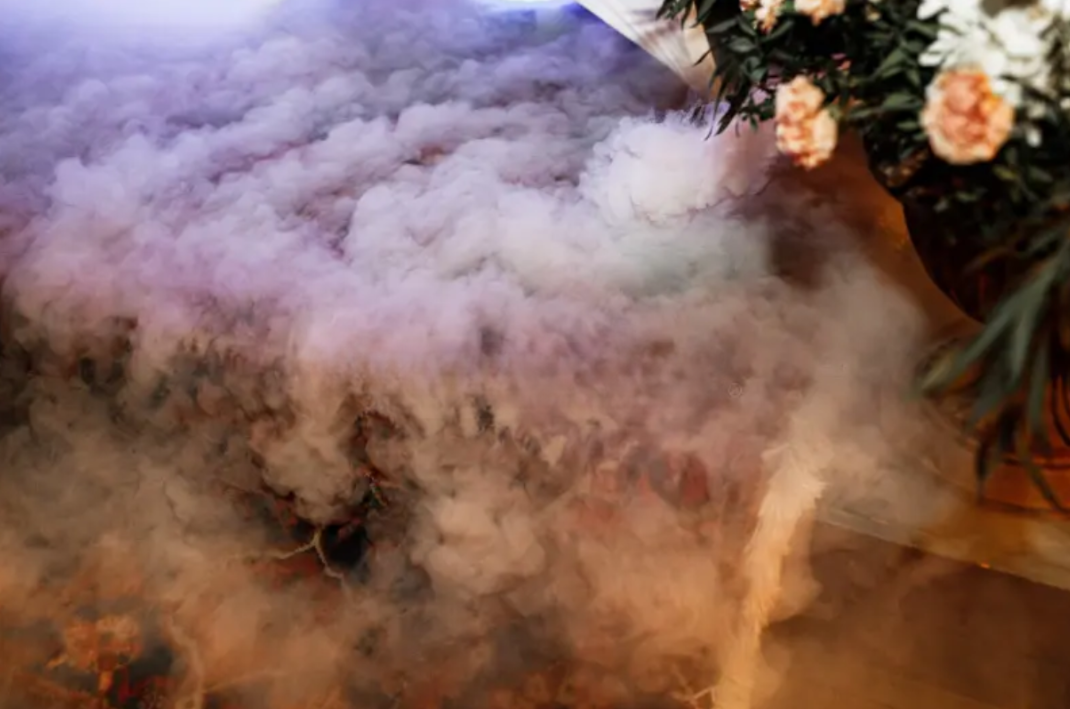 Efect de ceață colorată și joasă