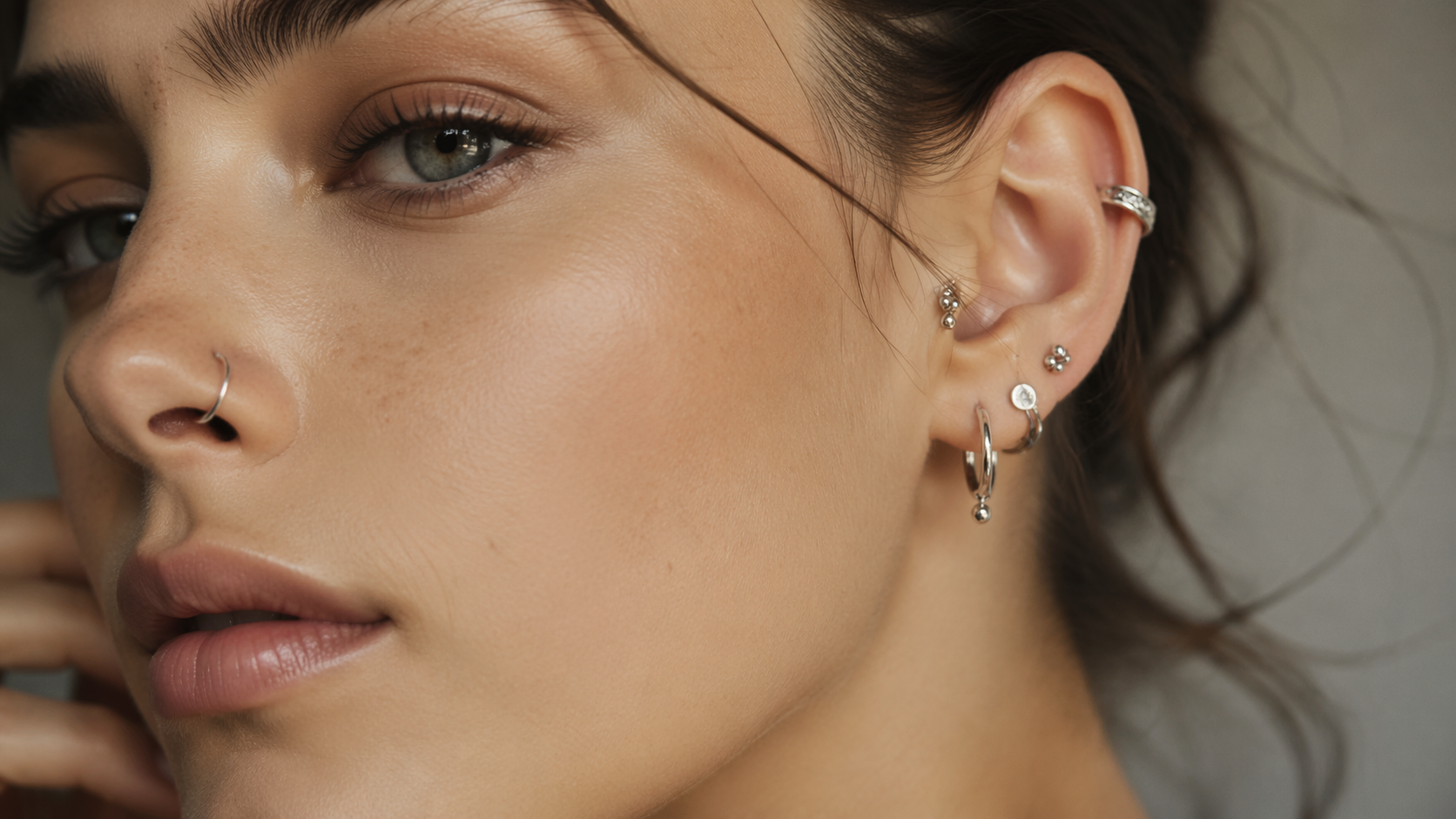 Dreamina Piercing Filter Prompt Beispiel 5: Silberschmuck Nahaufnahme