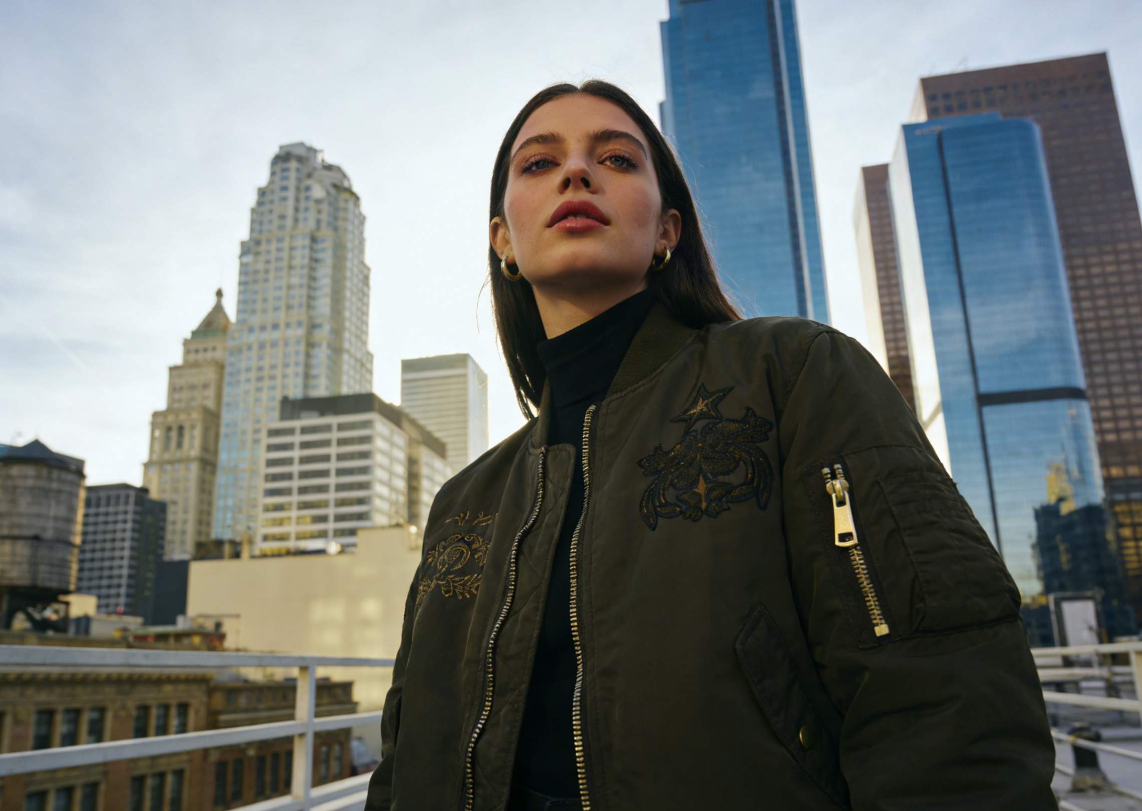 Una modelo femenina en una azotea con una elegante chaqueta