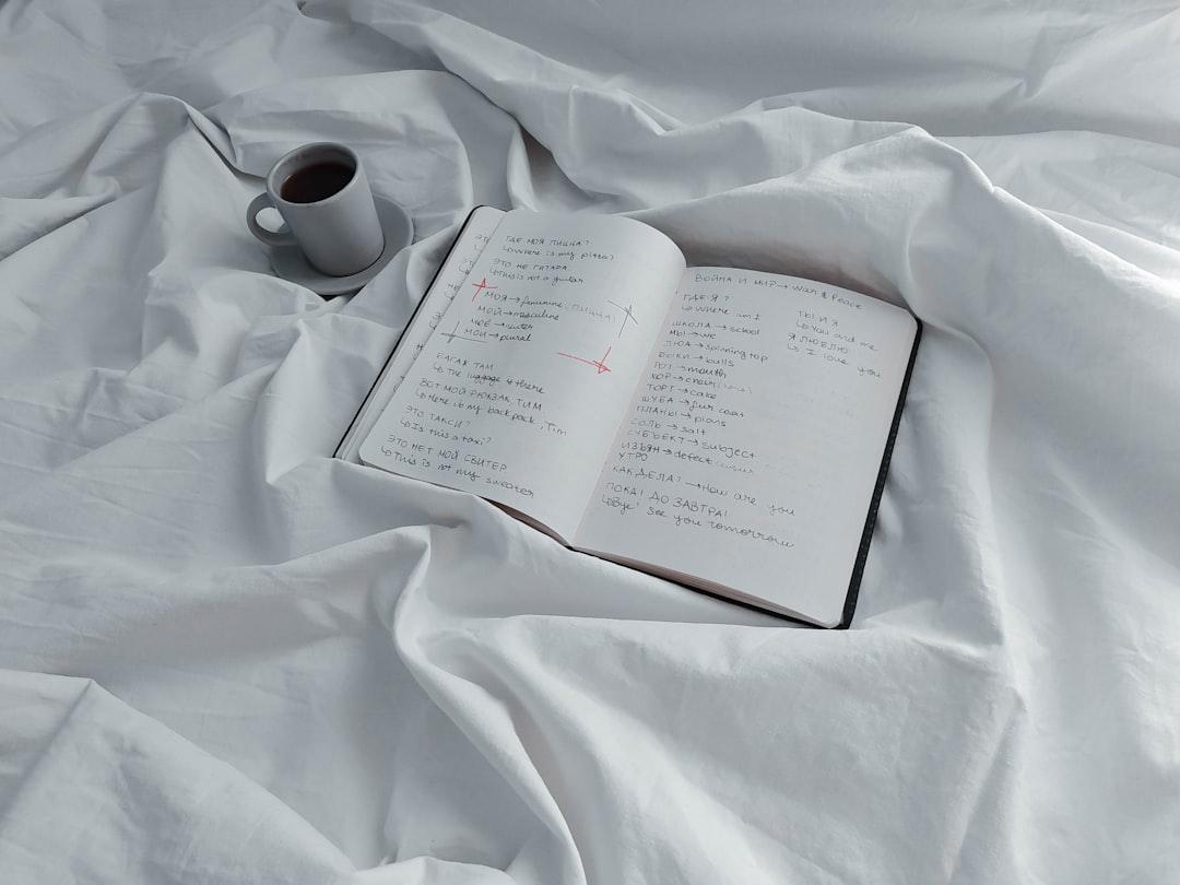 Eine ruhige Morgenszene mit einer Tasse Kaffee und einem Notizbuch, das zu einer leeren Seite aufgeschlagen ist, bereit für die Pläne des Tages.