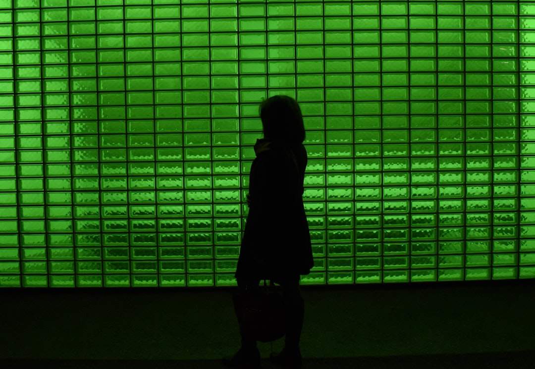 En person som står framför en grön skärm som ersätts digitalt med en ny bakgrund