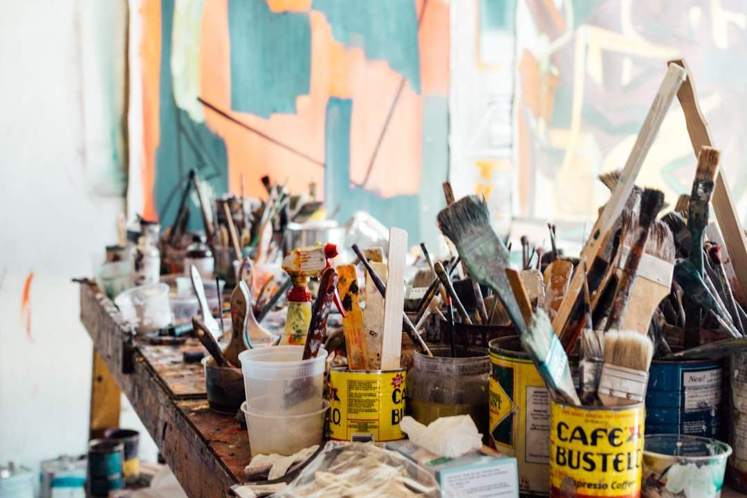 Ein Künstleratelier mit Leinwänden, Farben und Pinseln, die Kunst und Kreativität symbolisieren.