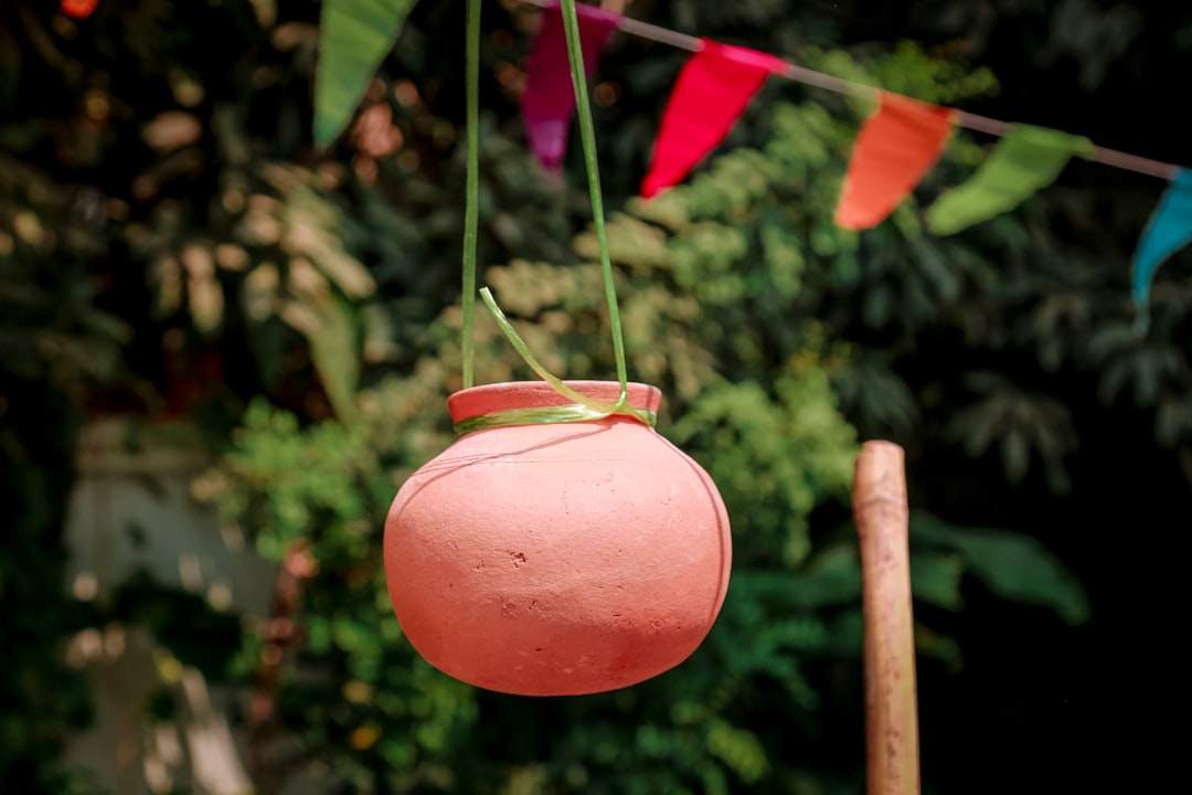Un singolo palloncino rosso legato a un vaso di miele
