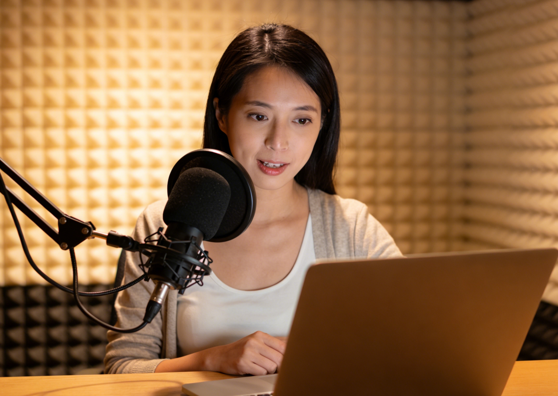 Sakin, ilgi çekici bir tonda konuşan bir kadın podcast sunucusunun profesyonel bir seslendirmesini oluşturun