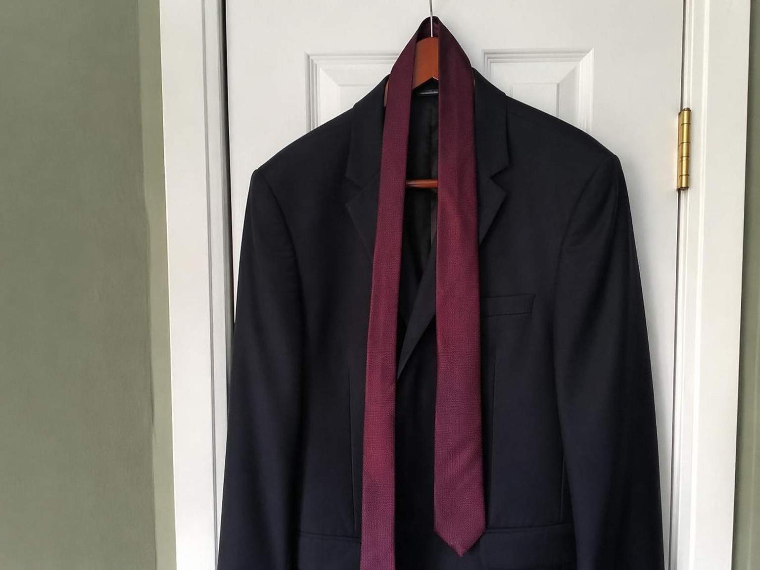 remove tie from video creator review avatar 8