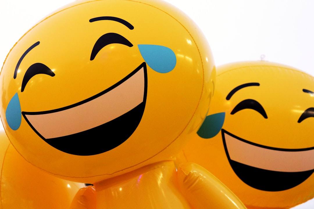 Dois amigos abraçando e sorrindo.