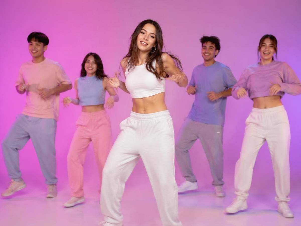 Viral dance video generator prompt card distinto foto real 2 em 4: 3