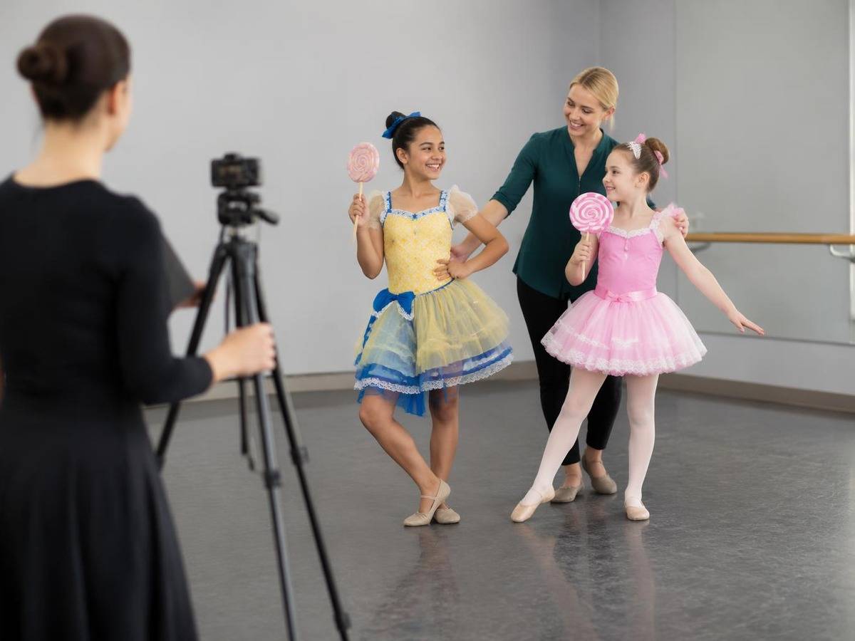 AI cartoon dance video prompt cover 3 in 4:3