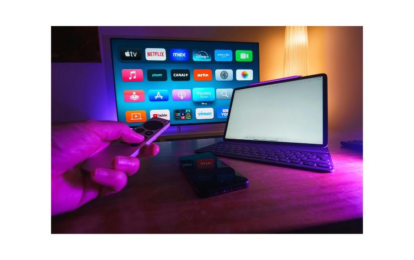 Smart TV se streamovacími aplikacemi, dálkovým ovladačem, tabletem a telefonem - ideální pro anonymní nápady kanálu YouTube a tvorbu obsahu.