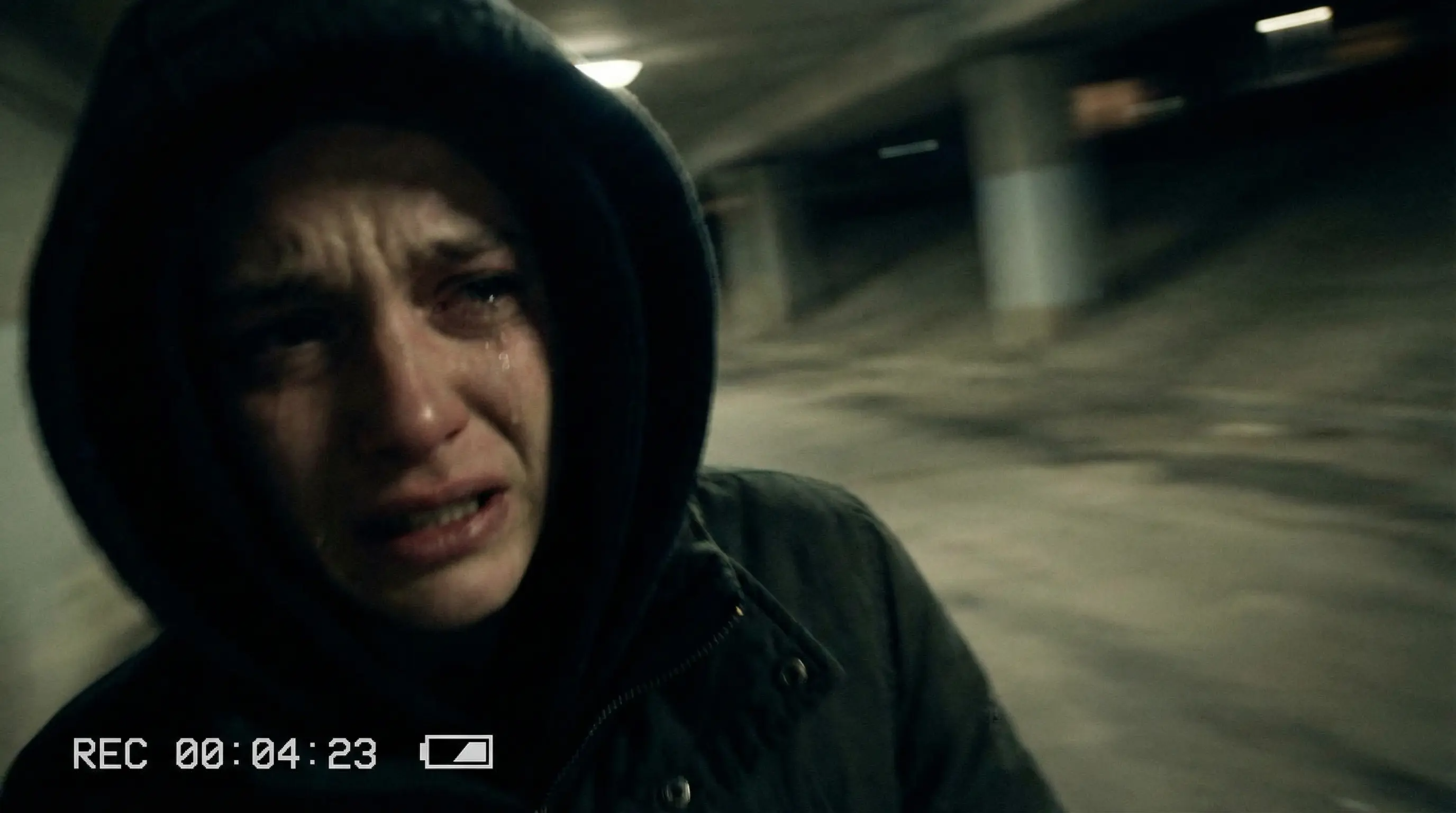 Tomadas rápidas com câmera na mão expressando caos emocional