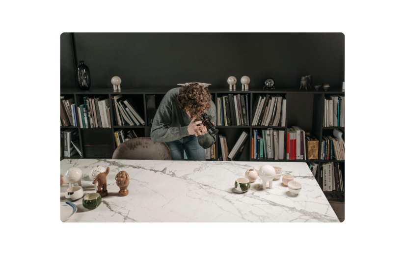 شخص يصور السيراميك ، مثال رائع على دروبشيبينغ Etsy أو الطباعة عند الطلب لأفكار الدخل السلبي.