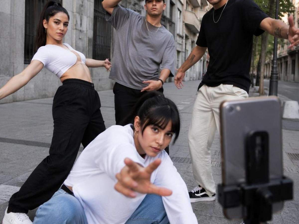Reels dance video generator AI prompt card distinct real photo 1 in 4:3