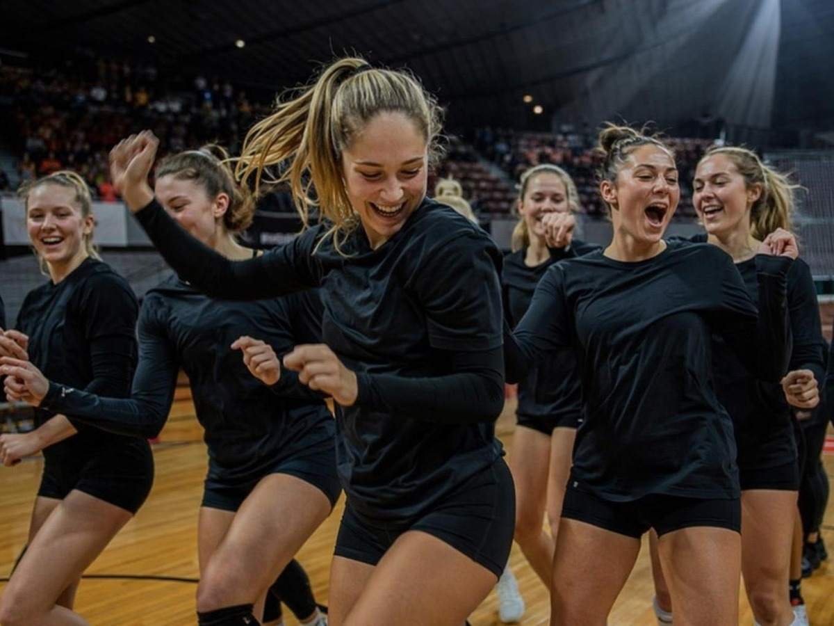 team dance video generator AI prompt cover 2 in 4:3