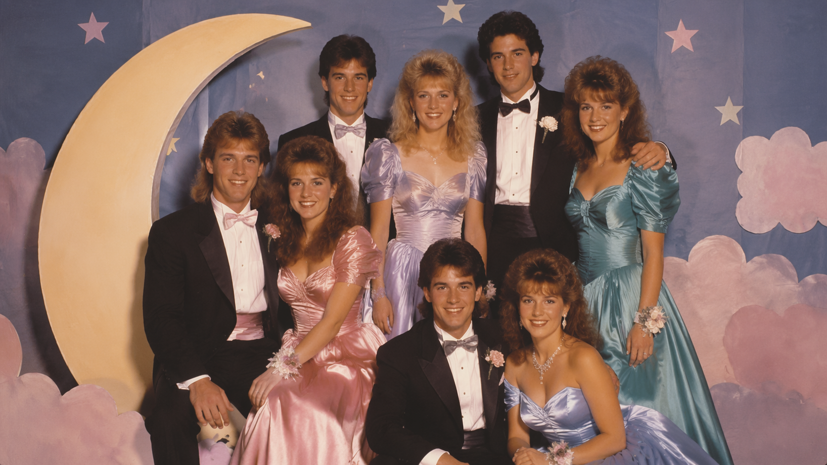 Dreamina 1980s Prom Photo Filter prompt Beispiel 3: Satin Flash Foto