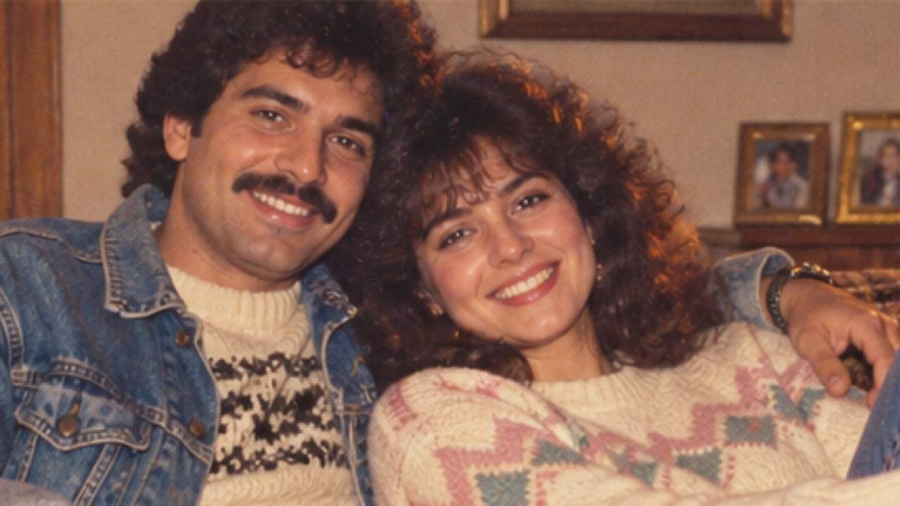 Koppelfoto uit de jaren 80 in een warme woonkamer met consumentenfilmtextuur