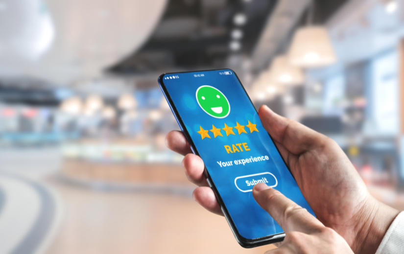 Akıllı telefon üzerinden deneyimini derecelendiren bir kişi, e-ticarette müşteri etkileşim ve tutma tekniklerini vurguluyor.