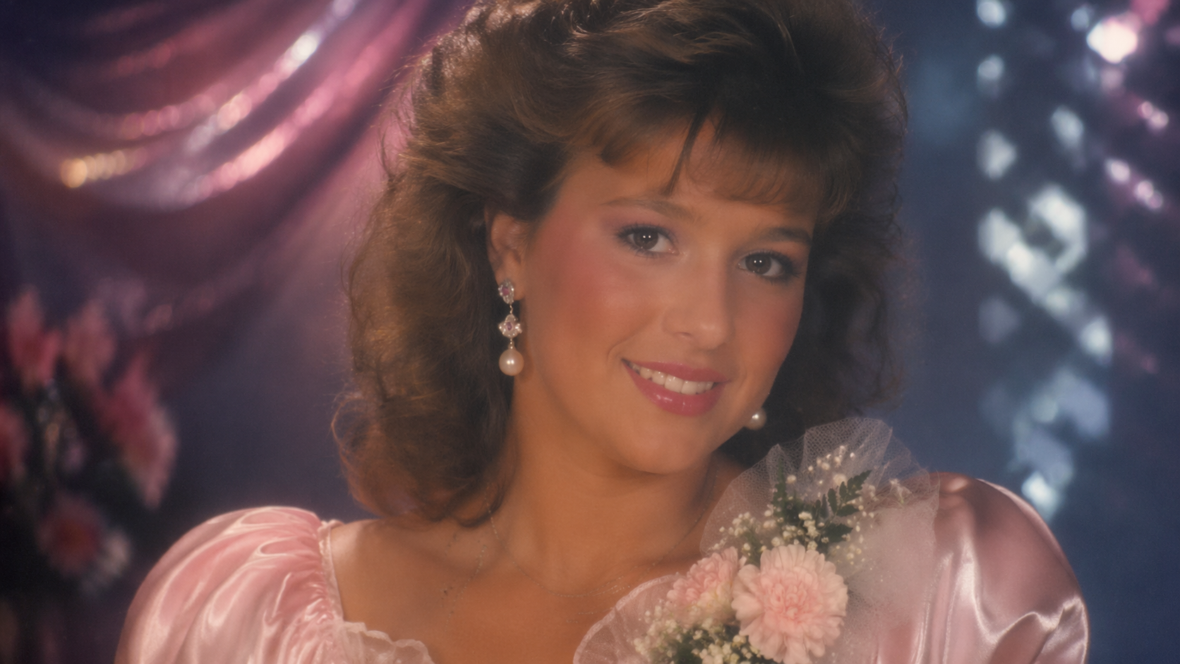 Dreamina 1980s Prom Photo Filter prompt Beispiel 4: Vintage Jahrbuch Paar
