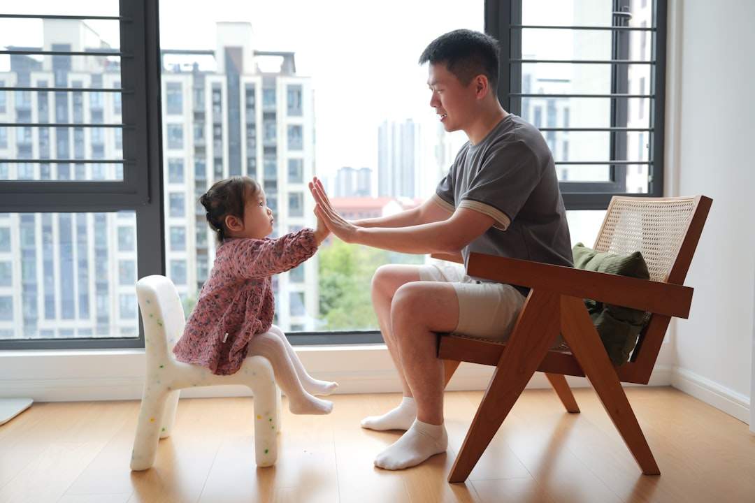 Isang tiyuhin at ang kanyang pamangkin na nag-high-five
