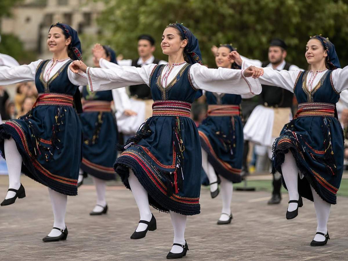 Generador de danza folclórica de IA, cubierta de aviso 2 en 4: 3