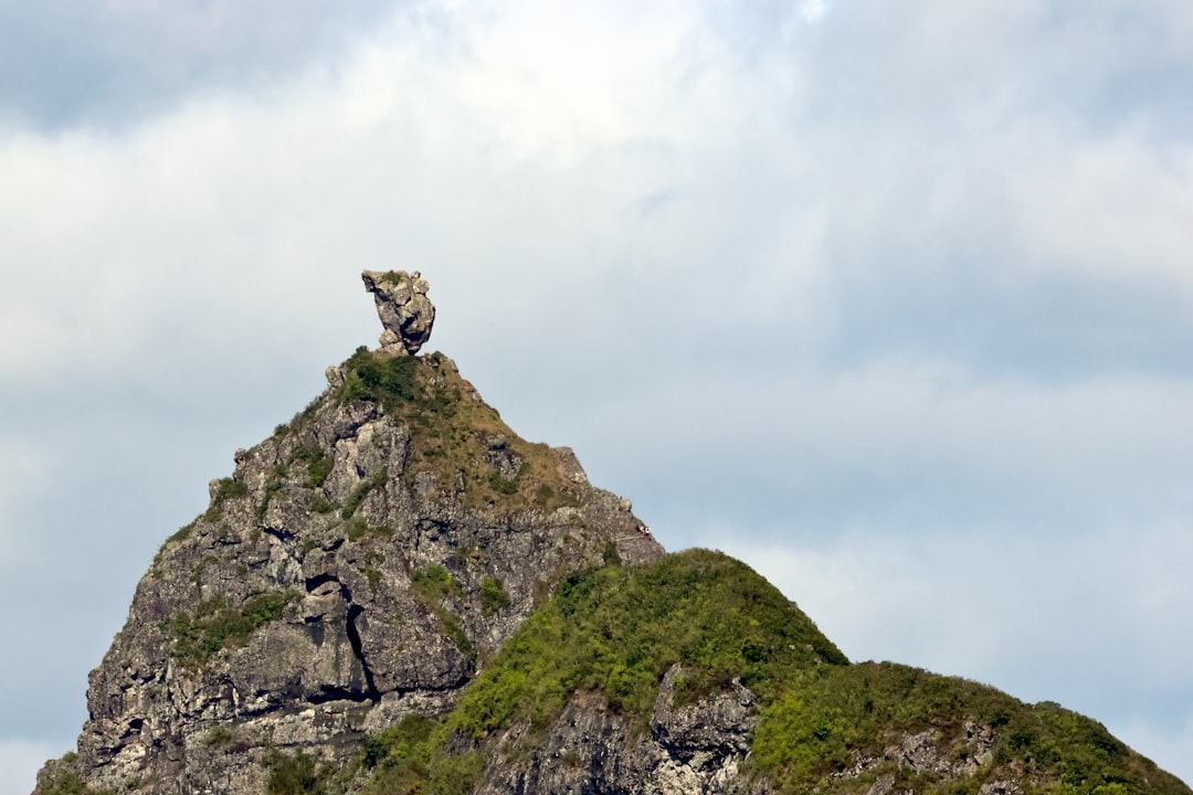 En person som klättrar upp på ett berg, symboliserar motivation och prestation