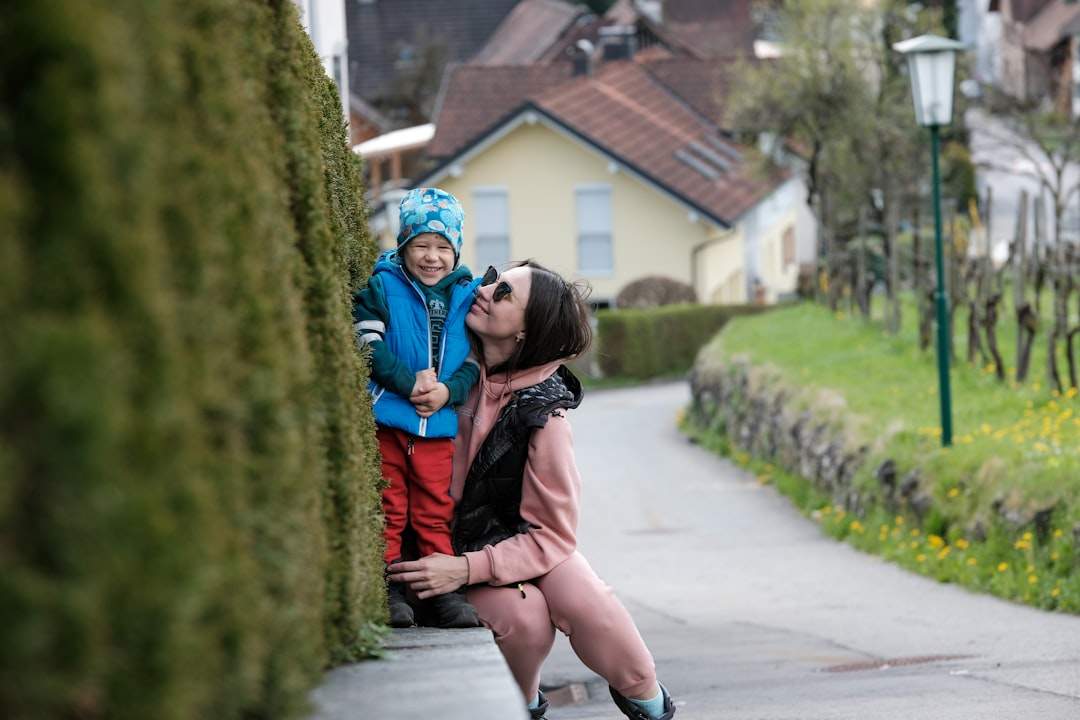 En mor och son som delar en lycklig stund utomhus
