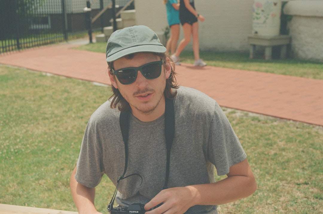 En vlogger som pratar med kameran med en dynamisk, futuristisk bakgrund