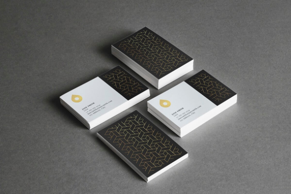 Minimalistisch visitekaartje met zachte kleuren en een dunne rand.