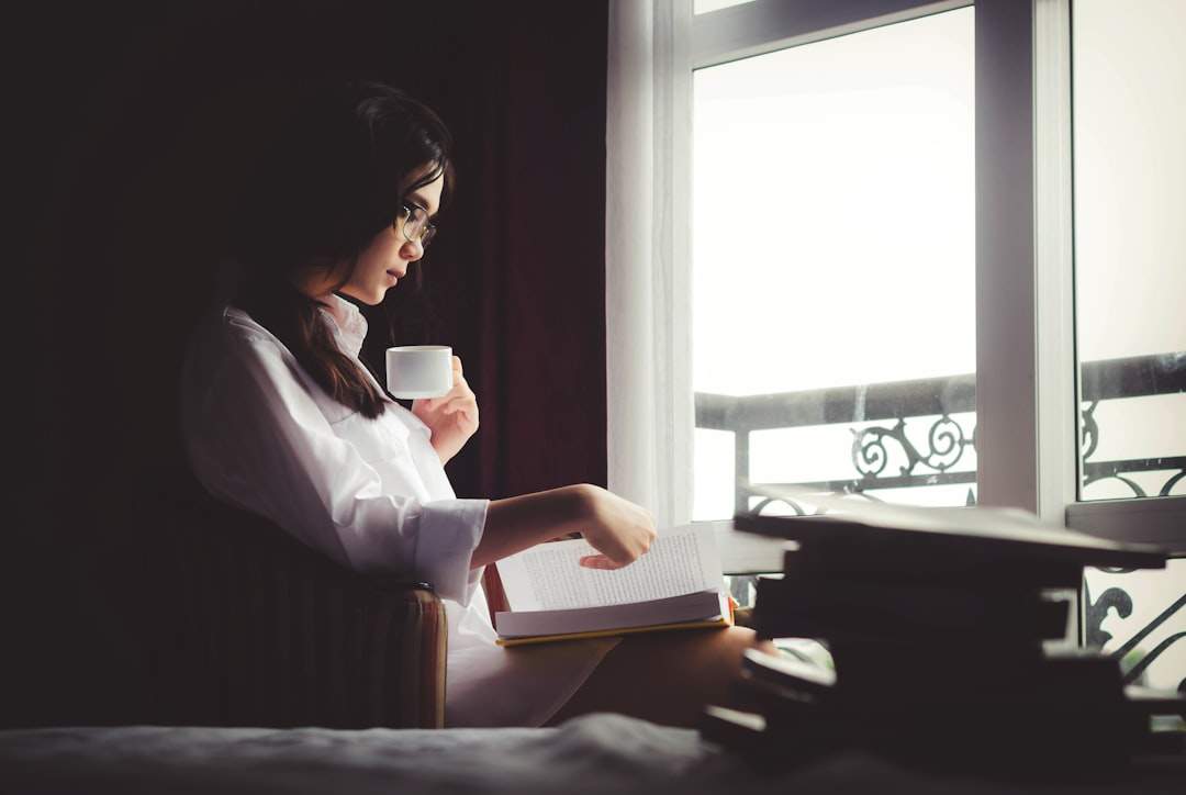 người đọc những câu trích dẫn đầy cảm hứng trong khung cảnh buổi sáng yên bình