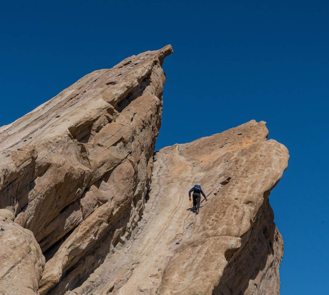 Una persona determinata a scalare una montagna, che simboleggia il viaggio verso il successo.