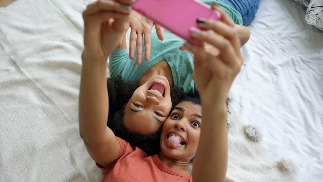Seorang bapa dan anak perempuannya yang masih remaja mengambil swafoto lucu dengan ekspresi yang keterlaluan.