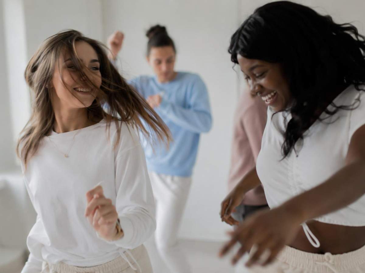 friends dance video generator AI prompt cover 1 in 4:3