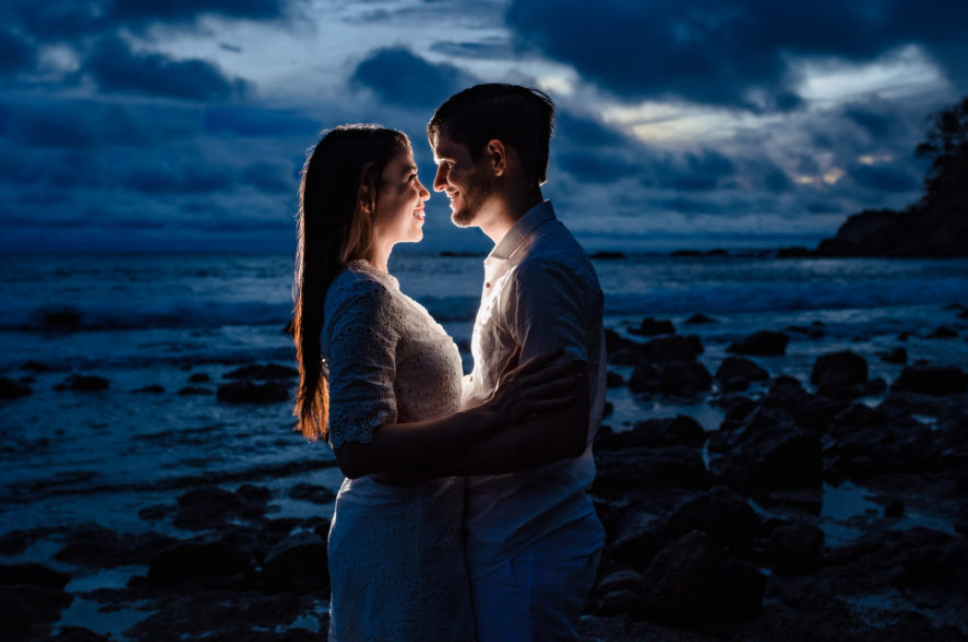Best ideas for blue hour photography: Moody portraits with edge lighting
