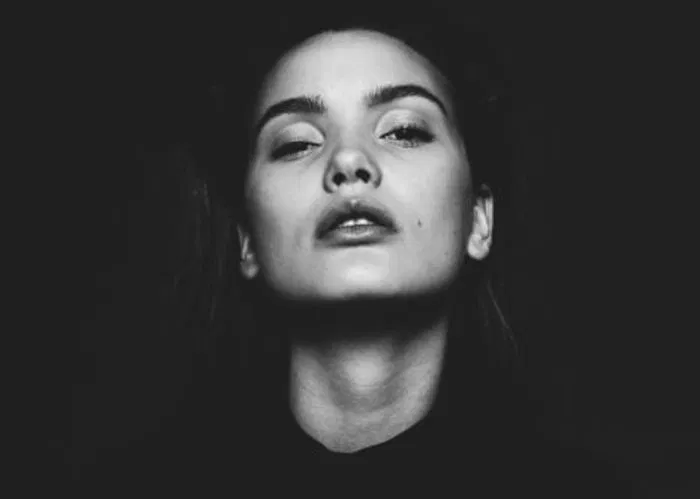 Portrait using butterfly lighting with a small nose shadow