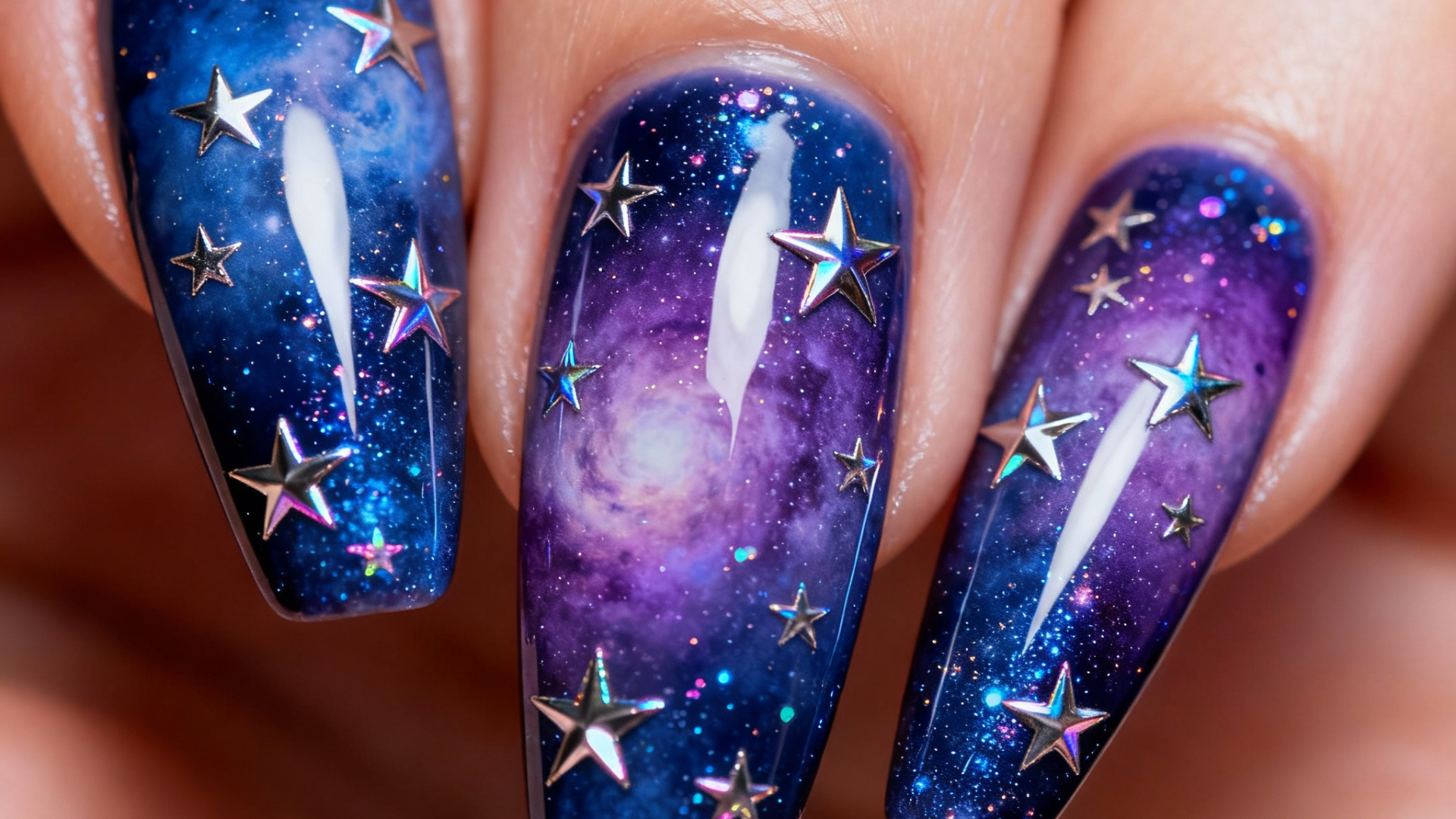 Diseño de uñas inspirado en una nebulosa cósmica