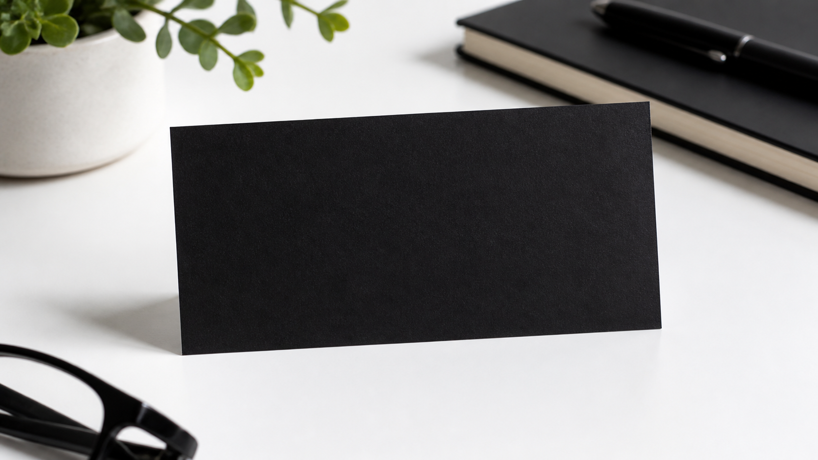 Minimal Black Business Card Prompt Beispiel
