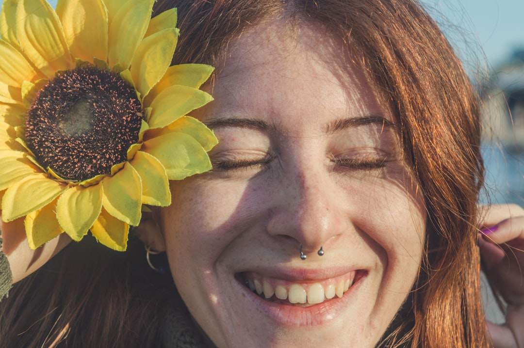 En person som ler medan han tittar på en soluppgång och symboliserar en positiv start
