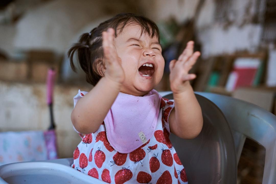 Isang pamangkin na tumatawa habang nagbabasa ng nakakatawang birthday card