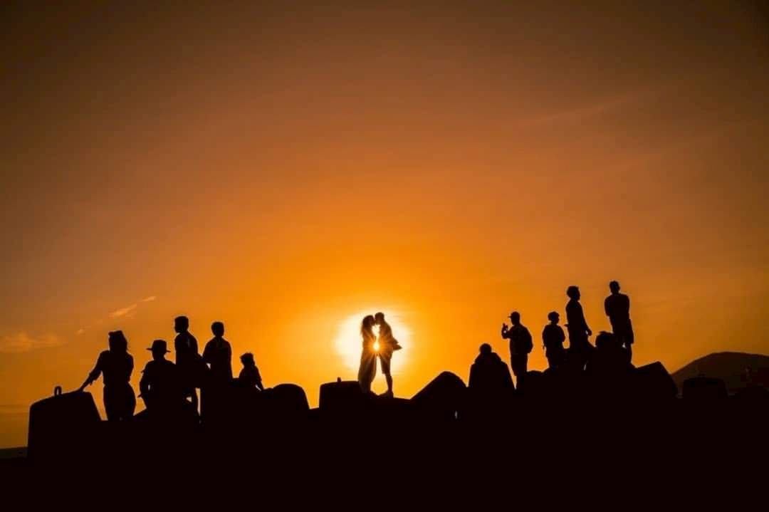 زوجين احتضان غروب الشمس مشهد رومانسي